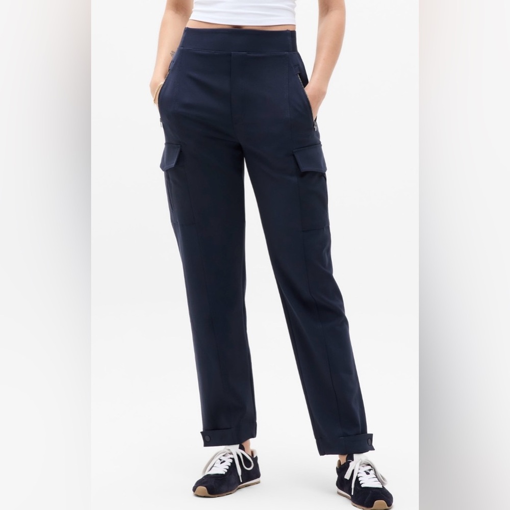 Athleta Endless High Rise Cargo Pant, Navy, size 8